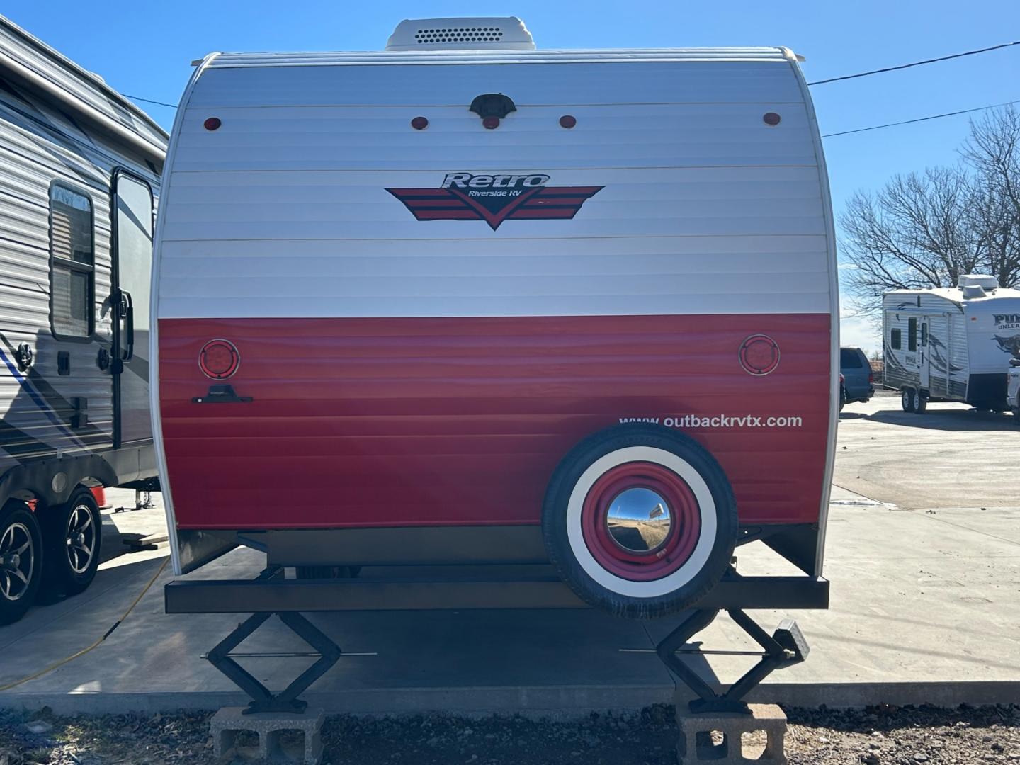 2020 RED /TAN Riverside RV RETRO 199FKS (59CCC3420LL) , located at 17760 Hwy 62, Morris, OK, 74445, 35.609104, -95.877060 - Photo#2